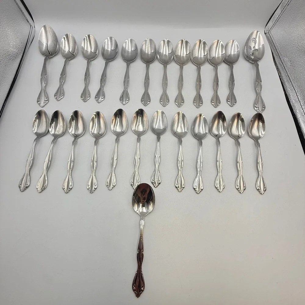 Oneida Andrina 18/8 Stainless Flatware 45 Piece Set Scroll Design Silverware